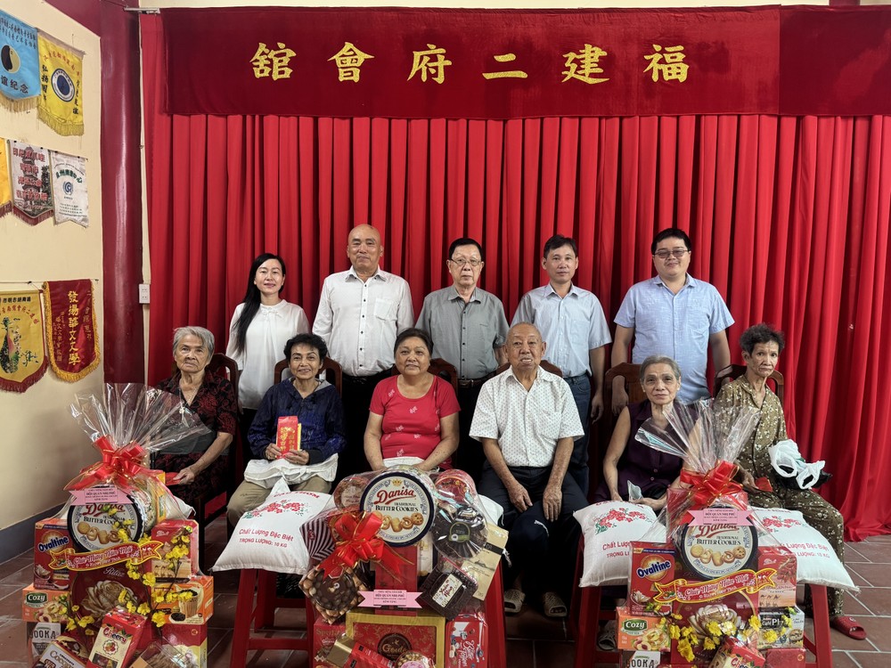 二府会馆理事会代表向高龄乡亲赠送关爱礼物。