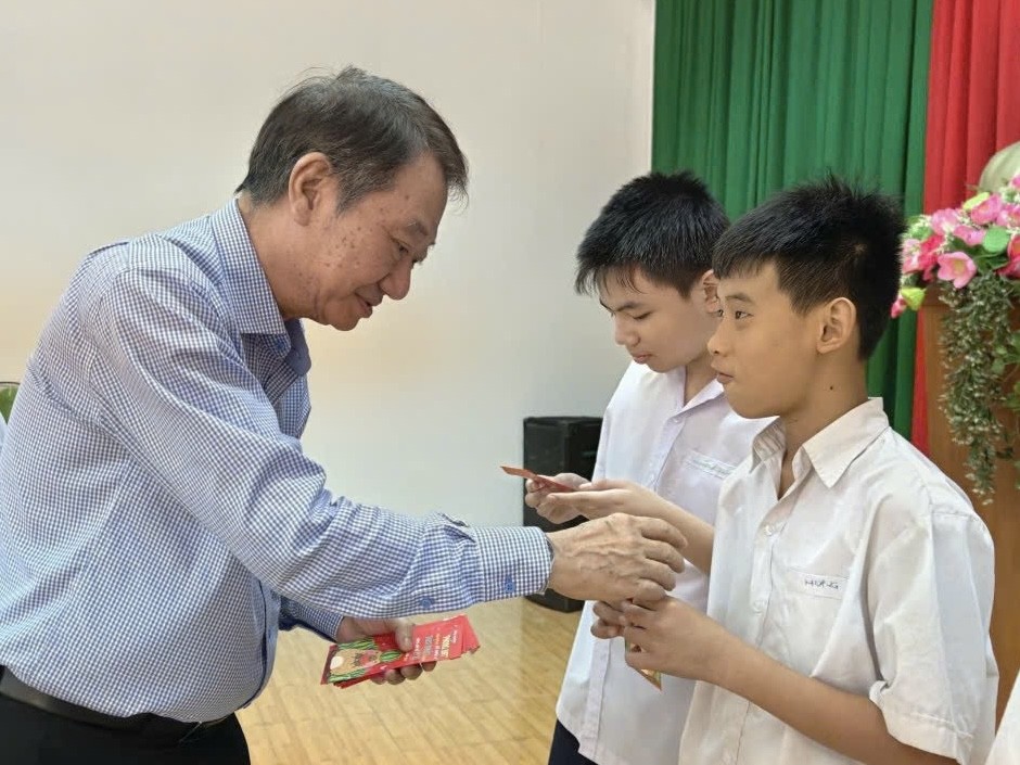 庆云南院向贫困生赠送新年礼物。