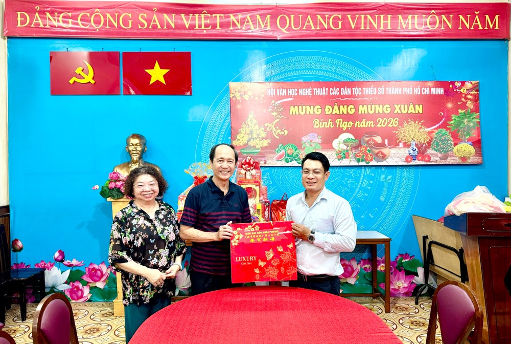 《西贡解放报》华文电子版领导拜访市各少数民族文学艺术协会。 