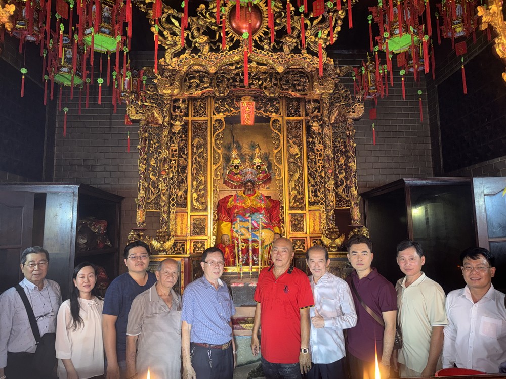 恭换神袍仪式结束后，福建二府会馆理事会在本头公前合影留念。