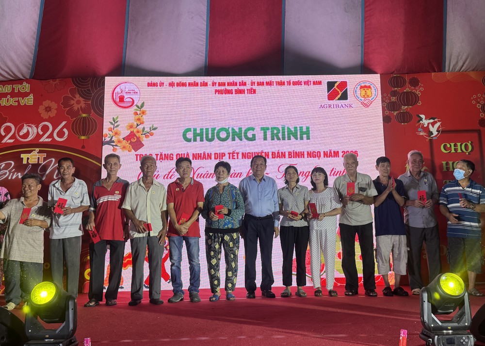 义安会馆向平仙坊贫困乡亲赠送新年礼物。