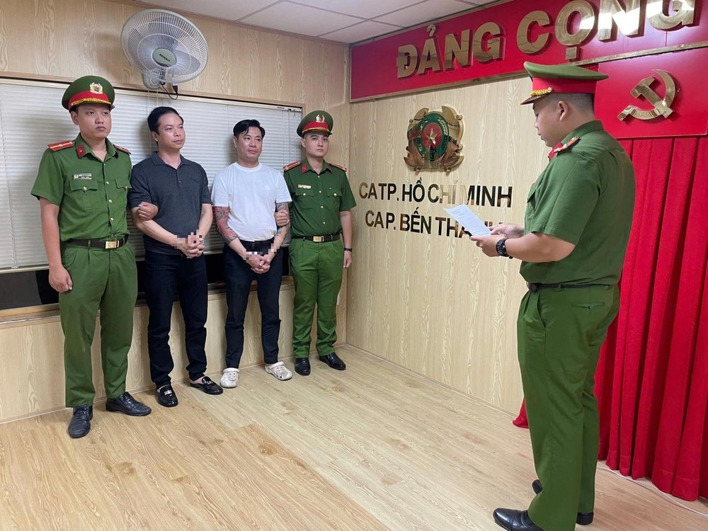  马青（左二）与吴维东听取宣读拘捕令。