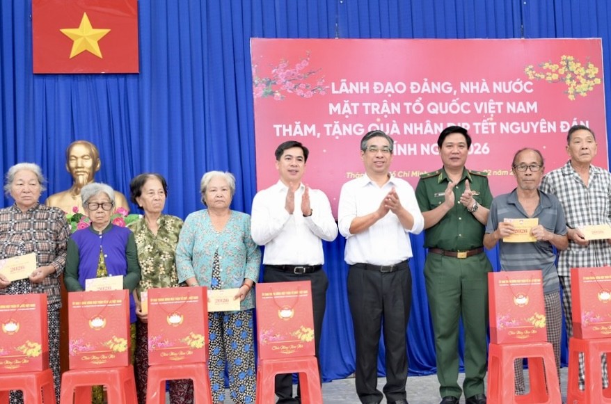 市委副书记、市越南祖国阵线委员会主席阮福禄向盛安乡居民赠送礼物。