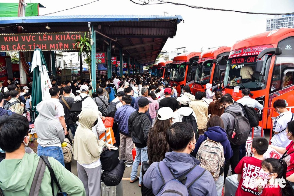  2月12日下午，胡志明市安乐坊西区车站方庄客运公司候车区人山人海。