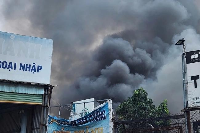 浓烟升腾数十米高空。