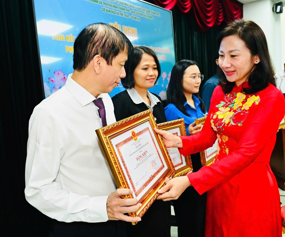 胡志明市内务厅厅长向《西贡解放报》集体颁发胡志明市人委会主席奖状。