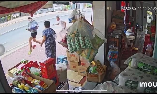 一年轻人抱着啤酒箱逃离现场。