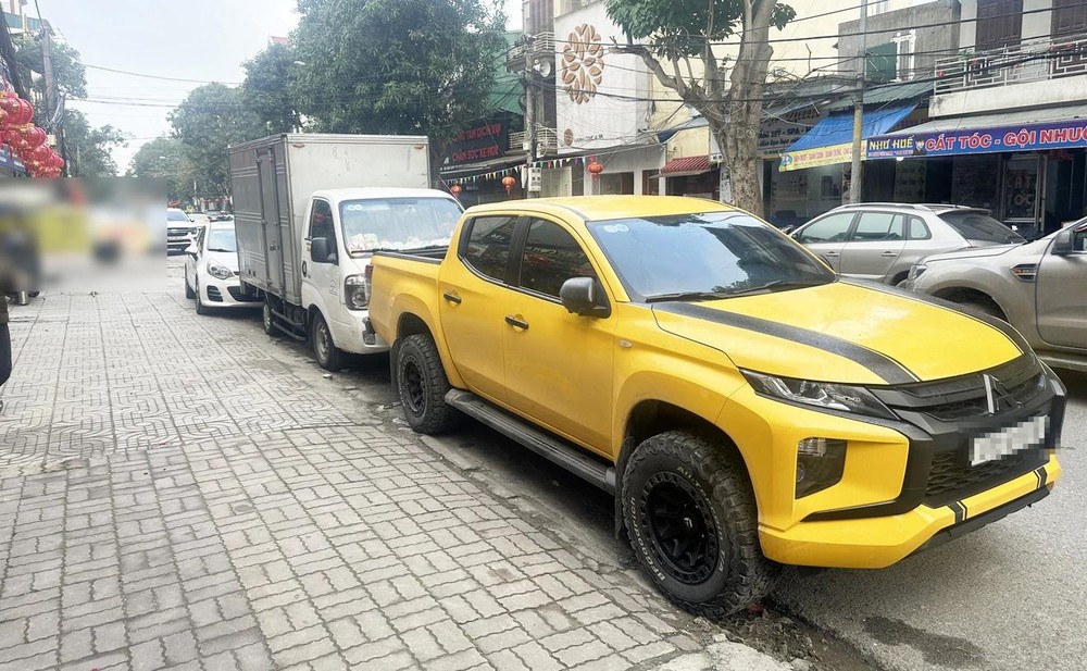 陈孟雄使用两辆汽车前后夹堵停在其店门前的货车。