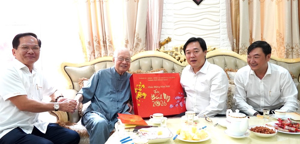 市委常务副书记黎国峰代表市委、市人民议会、市人委会及市越南祖国阵线委员会向吴继霜副教授、博士赠送新春礼品。