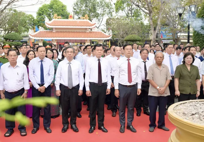 胡志明市代表团敬献鲜花、上香缅怀人民武装力量英雄武氏六。