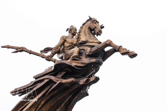 越南文化‘四不死’之一的圣勇神正英武地骑马出征。