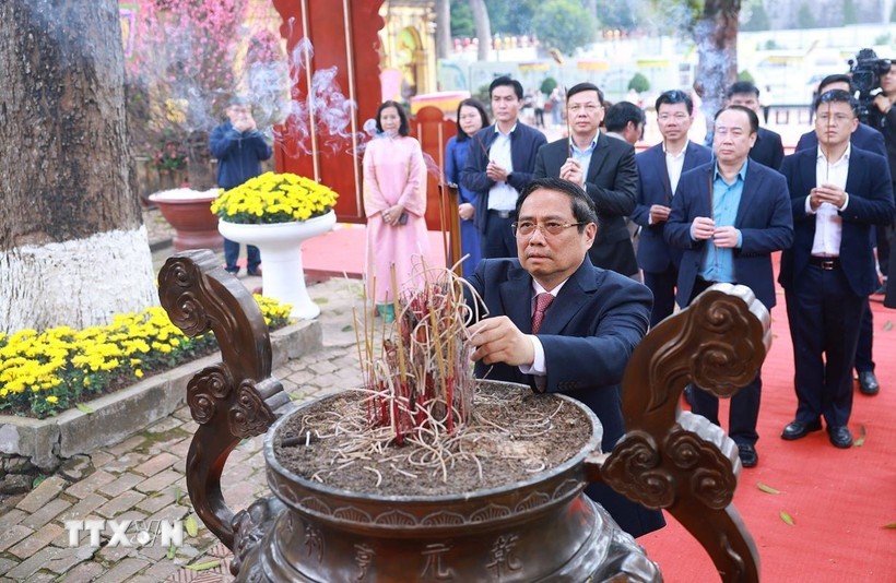 政府总理范明政在升龙皇城敬香缅怀先贤。