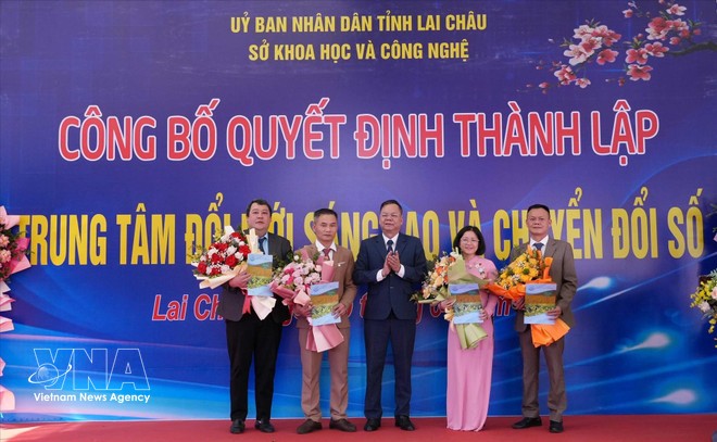 莱州省科学与技术厅厅长向创新与数字化转型中心领导颁发任命决定。