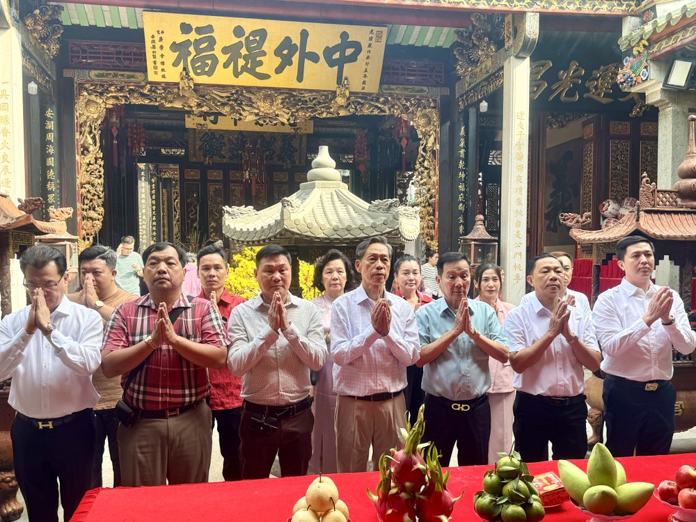 义安会馆理事会和乡亲再关帝庙参拜。