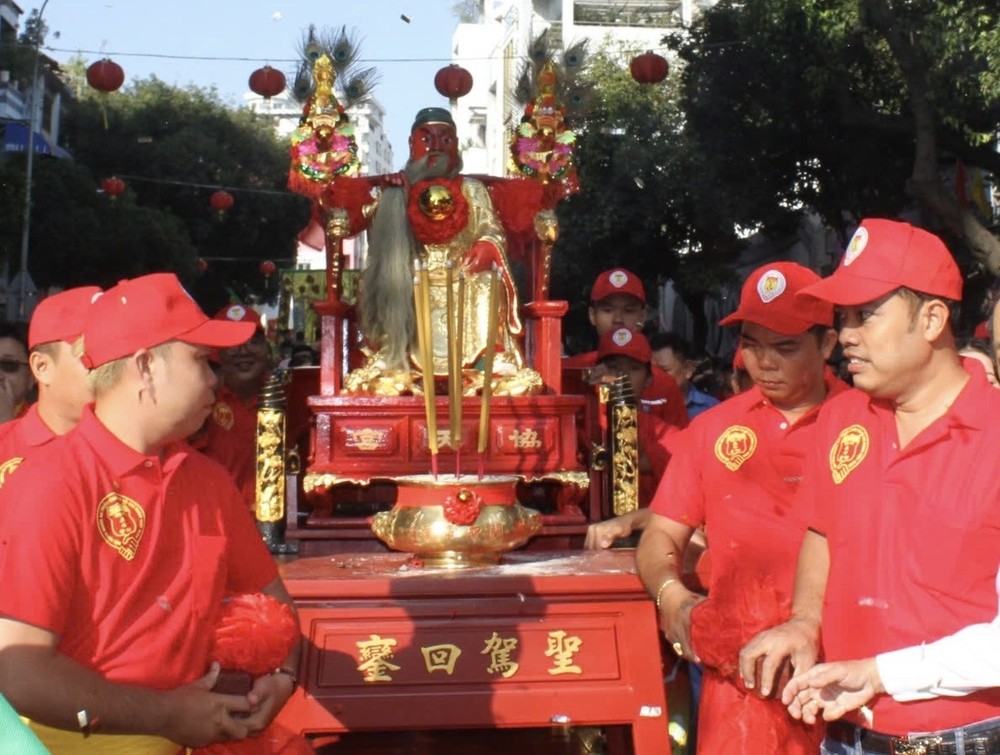 关圣帝君圣驾巡游。