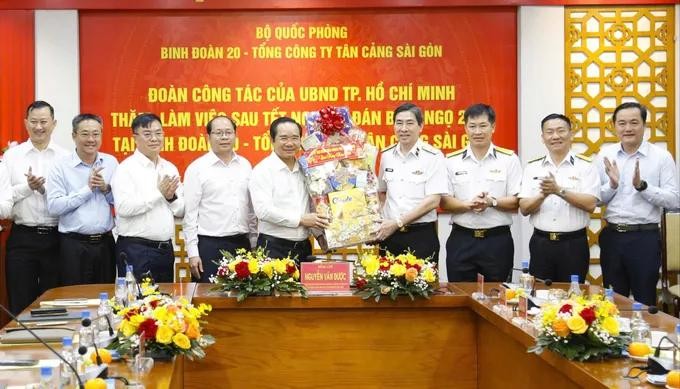 胡志明市人委会主席阮文得与工作代表团走访西贡新港总公司（SNP）第二十兵团领导层，并致以新春祝贺和赠送礼品。