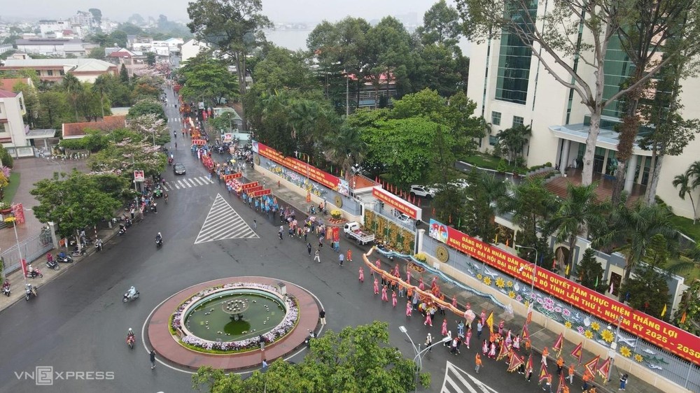 近1000人参与同奈省恭迎关圣帝君巡游活动。