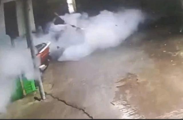 爆炸发生时，陈文M正在附近清洗晒鱼架，不幸身亡。