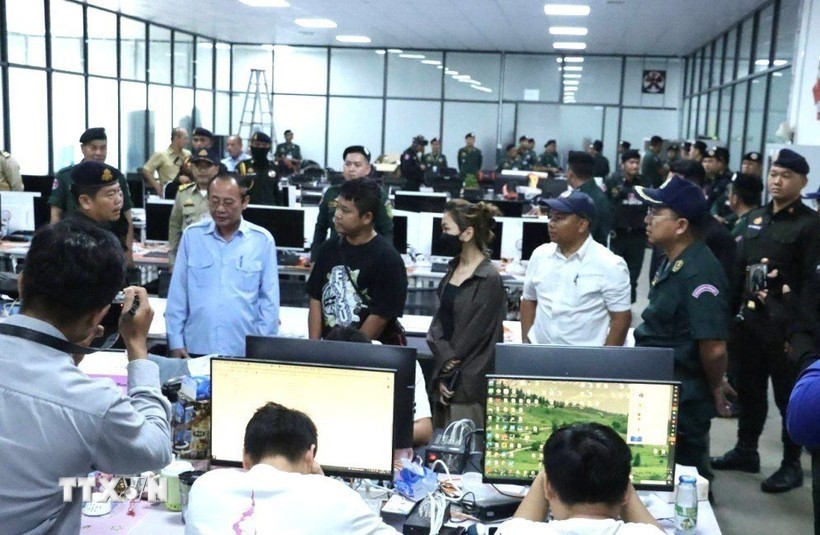 桔井省（Kratie）职能力量突袭斯努奥县一处被用作网络诈骗中心的地点，逮捕300余名外国人。