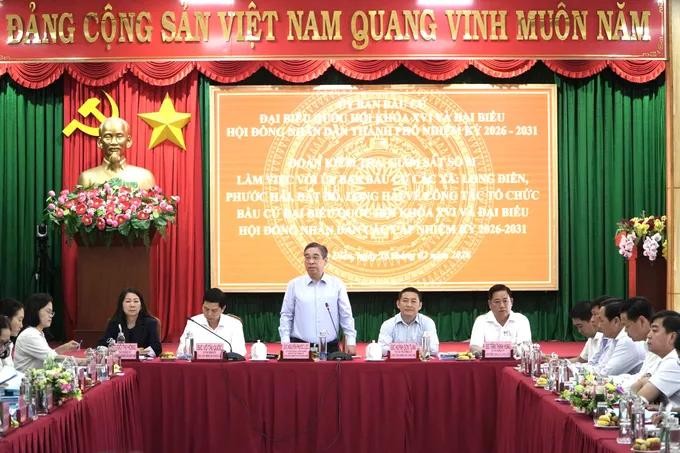 阮福禄副书记在会议上发表讲话。