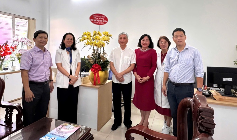 《西贡解放报》慰问慈裕医院。