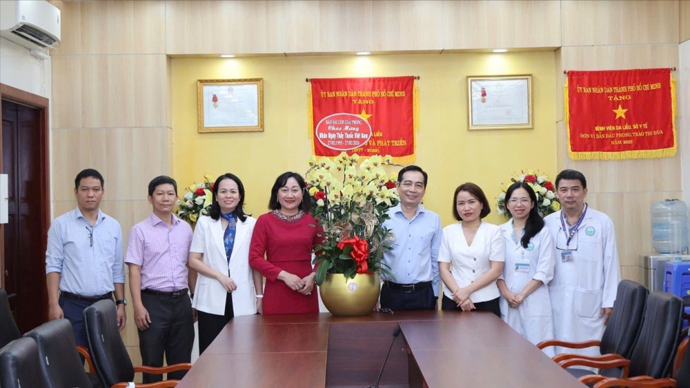  《西贡解放报》慰问胡志明市皮肤病医院。