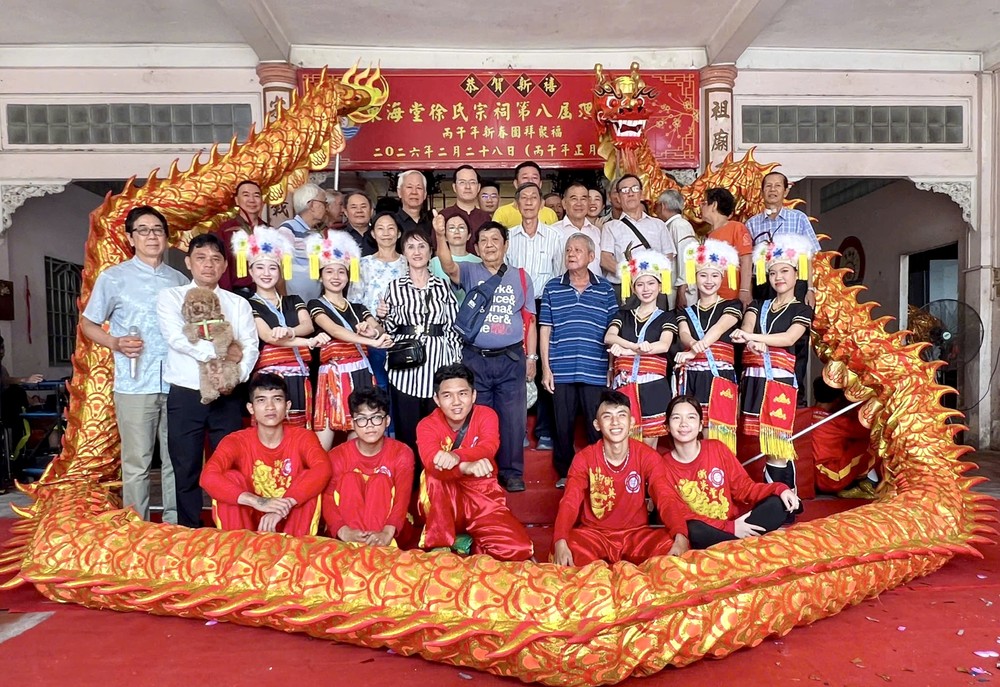 徐氏宗亲们团拜聚福。