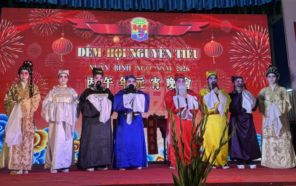 海南会馆元宵晚会《八仙贺寿》揭开序幕。