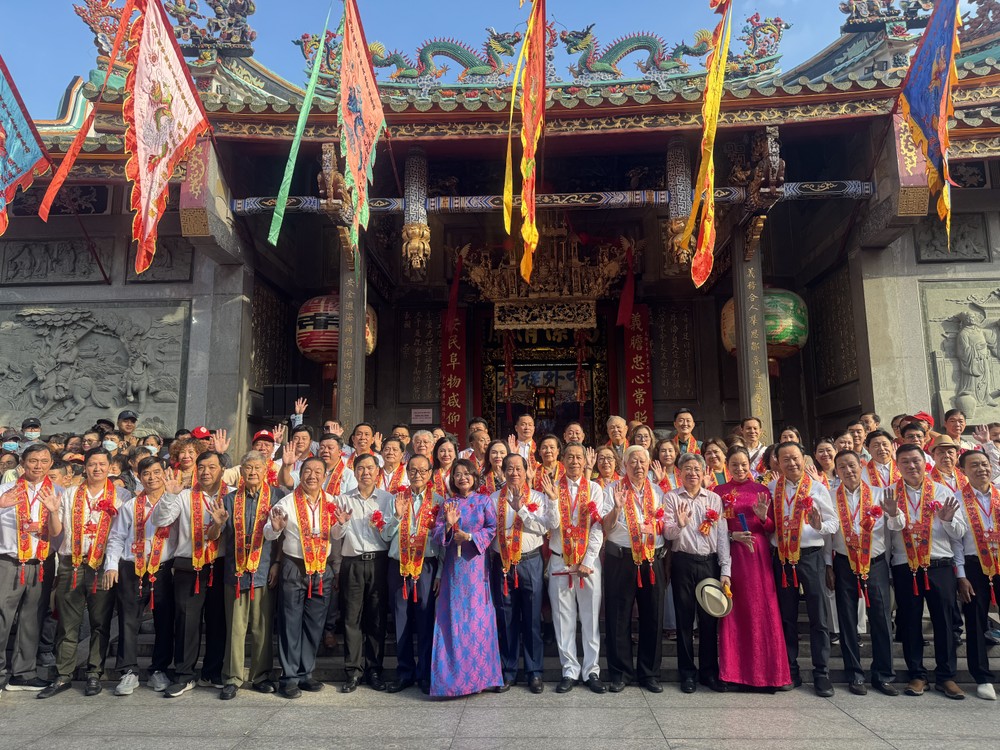 义安会馆理事会成员与贵宾在恭迎关帝巡游前合照。