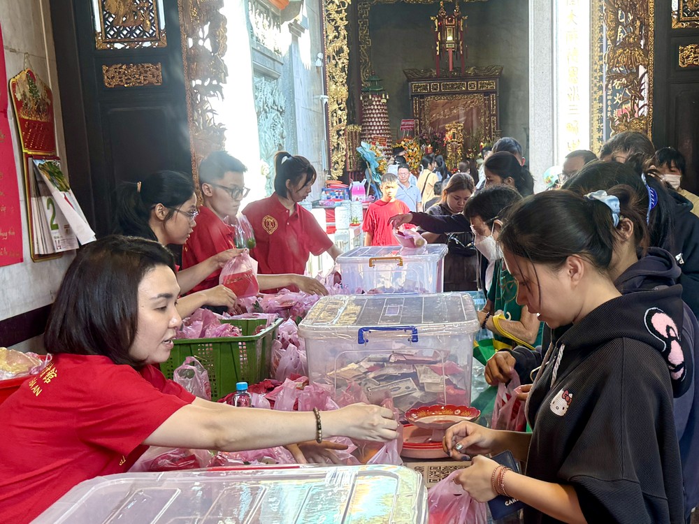 善信踊跃前来“借富”祈福，现场人气旺盛。