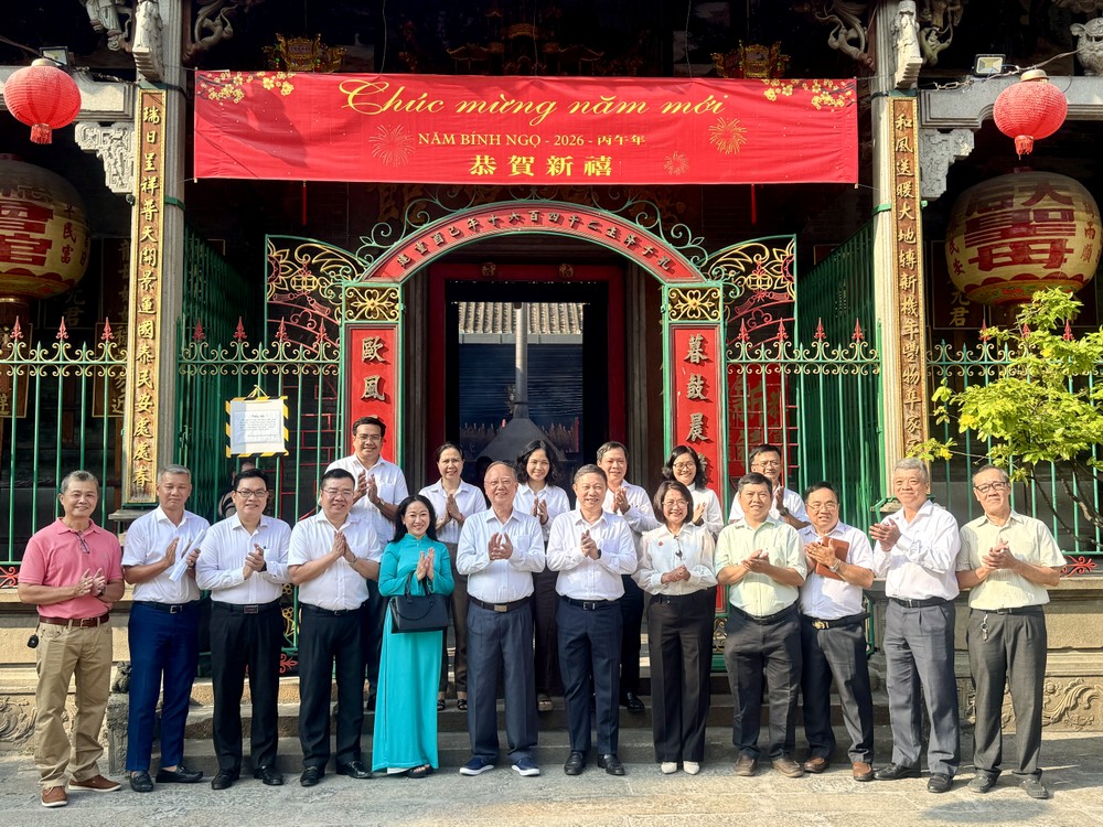 市委宣教与民运处主任杨英德和代表团与穗城会馆理事会留念。