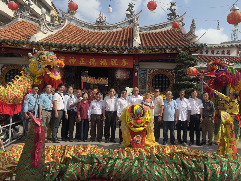 二府会馆理事会、嘉宾和金龙团代表合影。