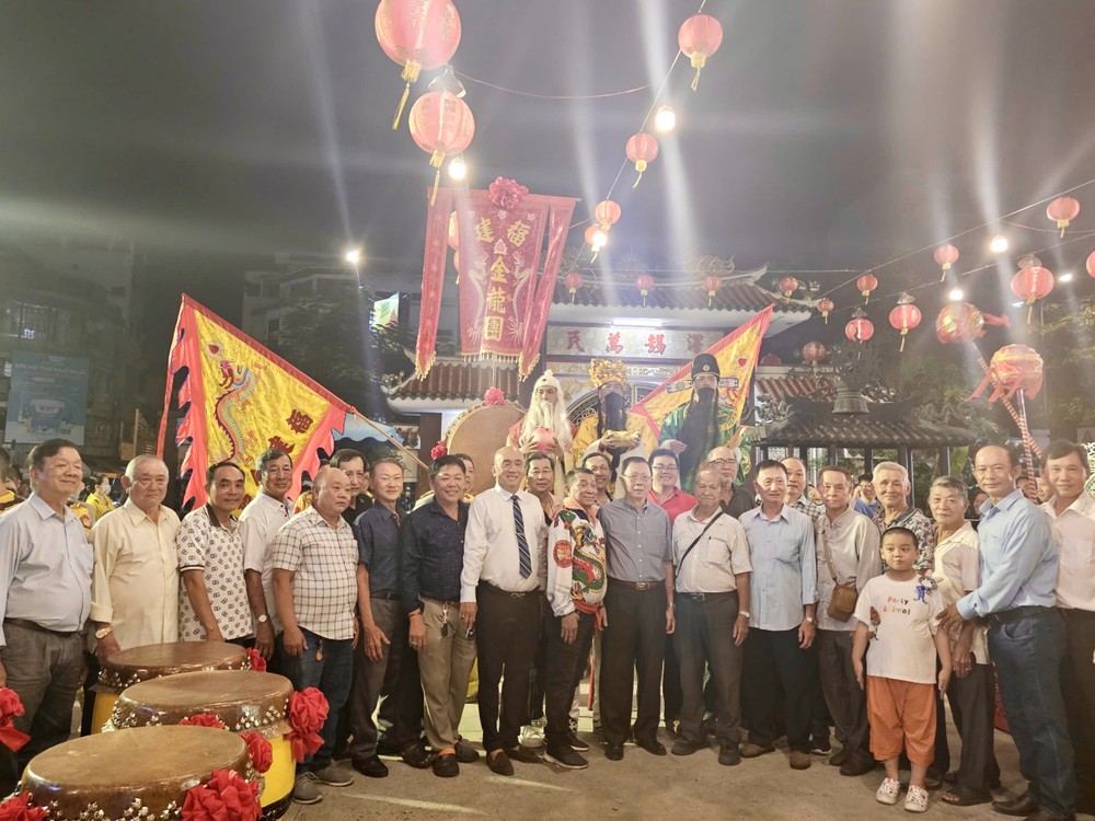 二府会馆理事会与建各会馆社团代表合影。