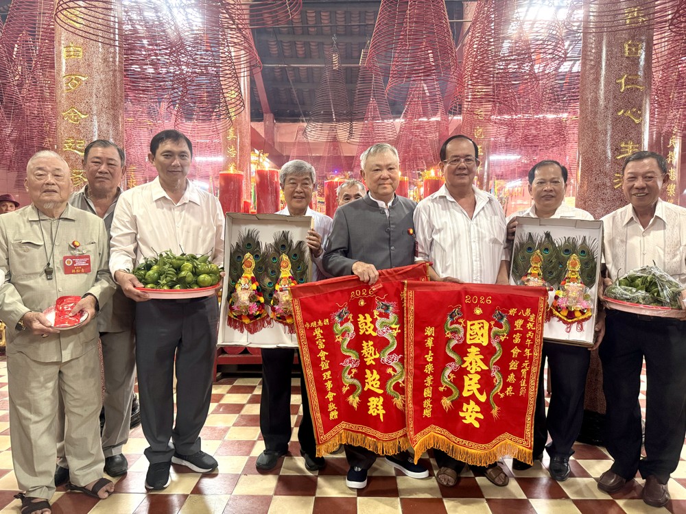 丰富会馆理事会与潮群古乐业团代表合影。