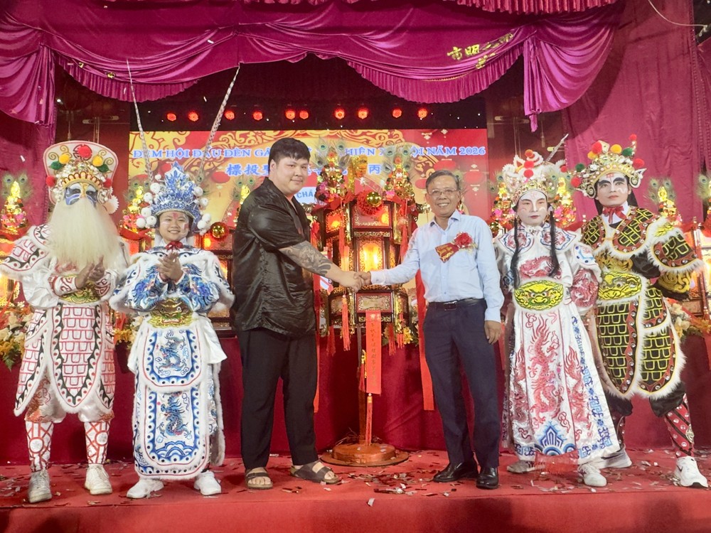 守德市市委原书记、市越中友协主席阮友协(右三）向罗本秋移交“财帛星君圣灯”。