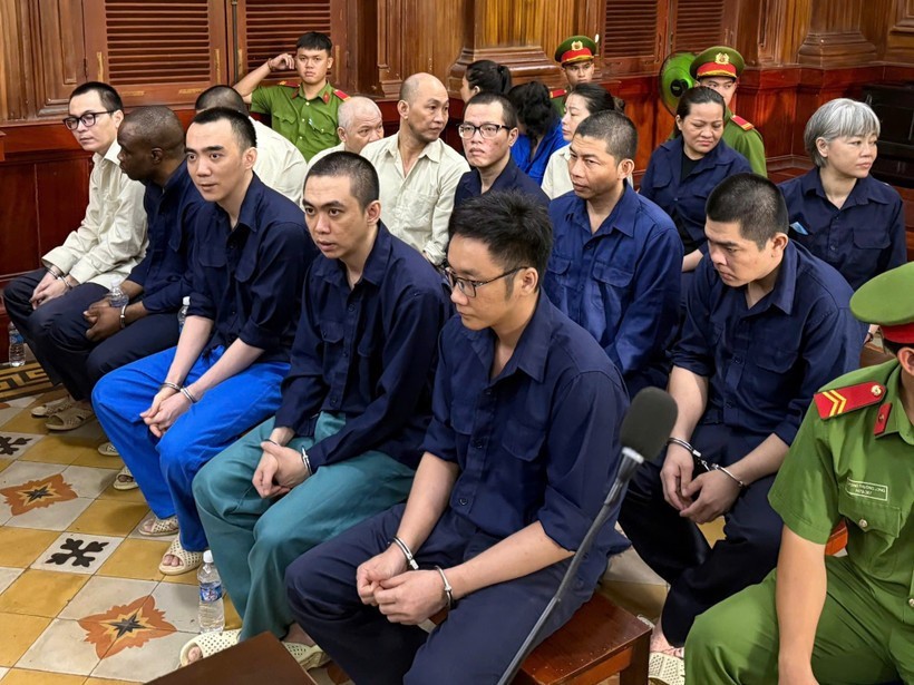 涉嫌“非法跨境运输货币罪”的14名被告出庭受审。