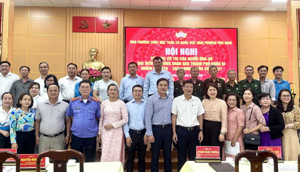 第42号选举单位候选人与选民合影留念。