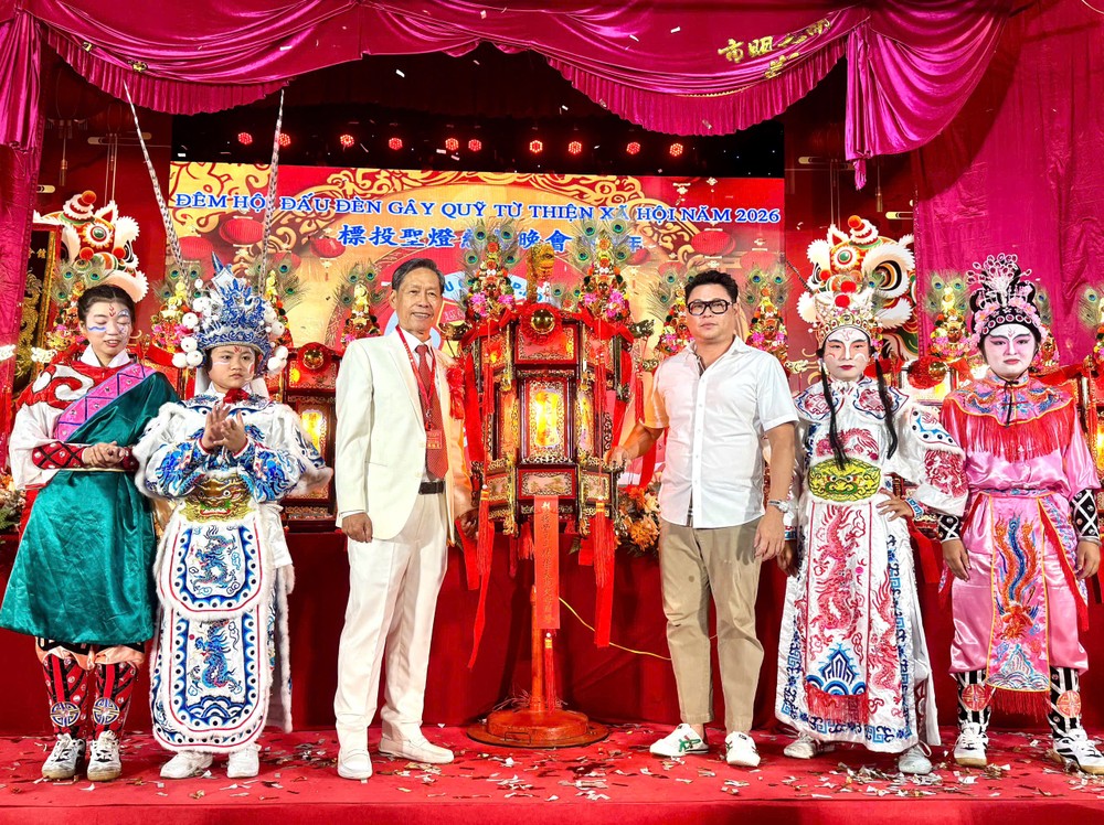 义安会馆会长陈振炎向彭德丰移交“天地父母财灯”。