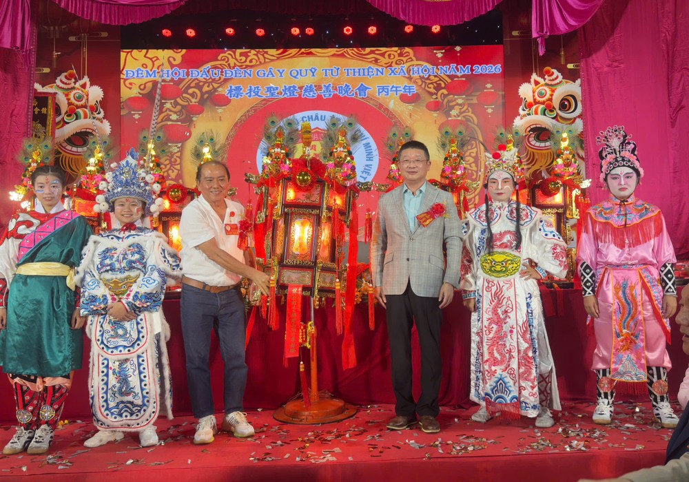 中国驻胡志明市总领事唐立（右三）乡林松耀移交“马头将军财灯”。