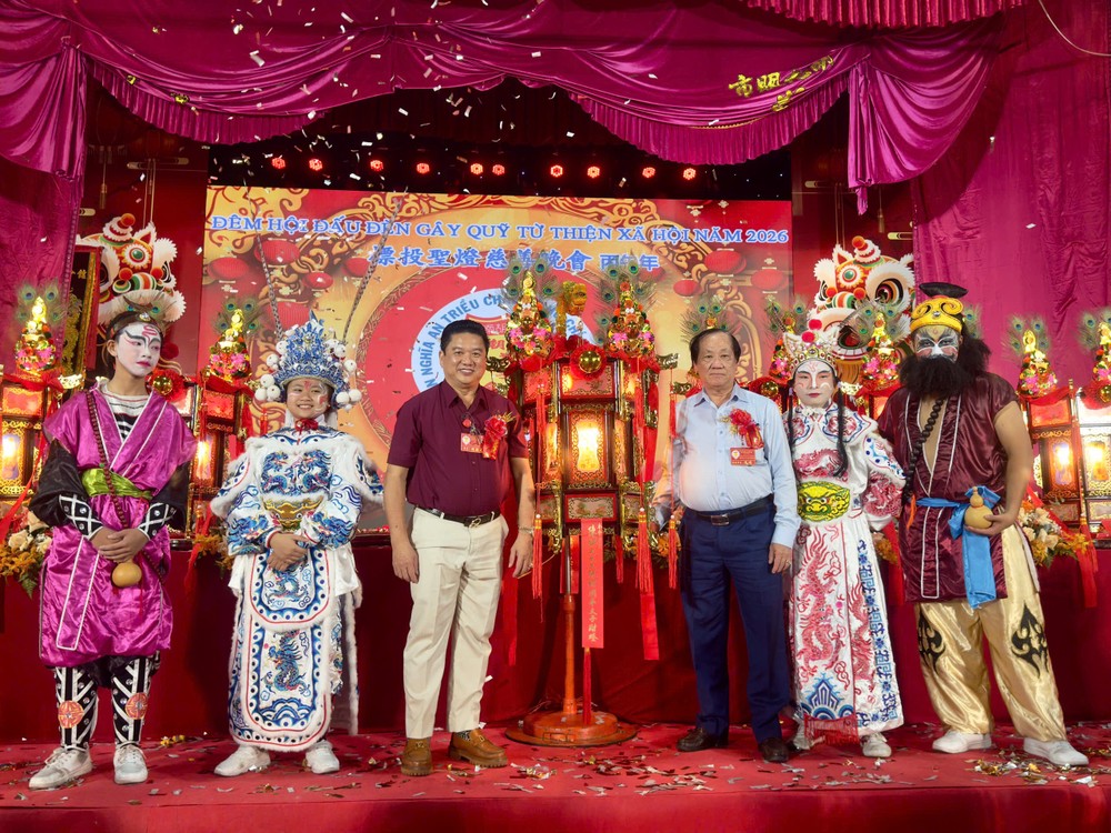 义安会馆名誉会长陈明向陈祺光移交“关平太子财灯”。