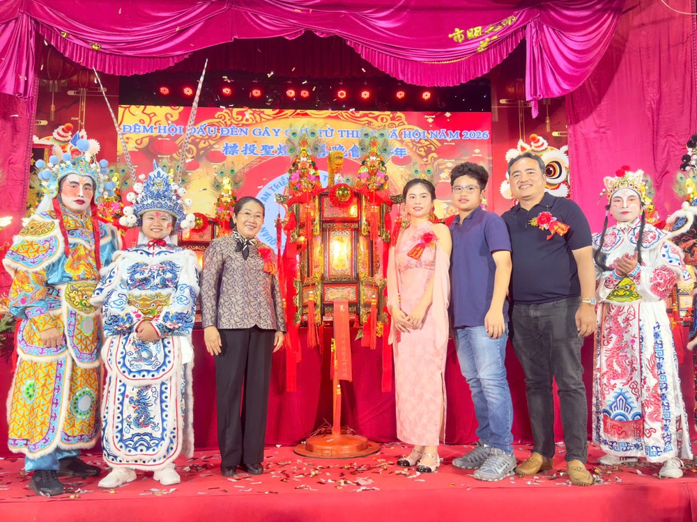 胡志明市委原副书记武氏蓉（左三）向马志汉移交“福德正神财灯”。