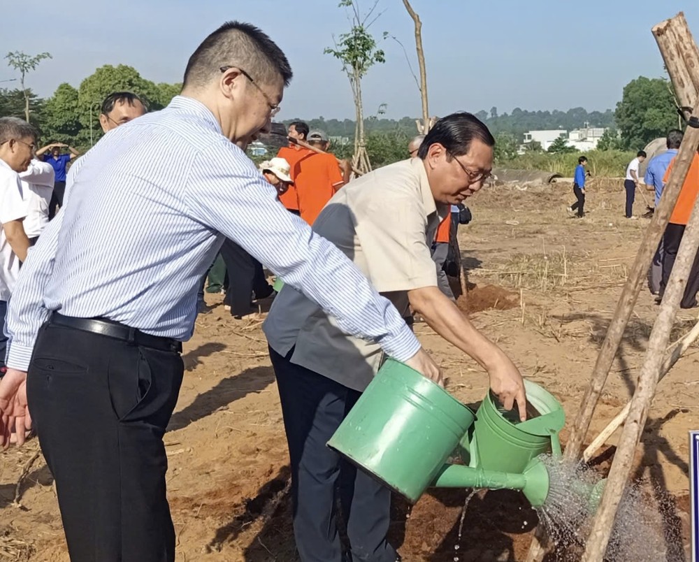 中国驻胡志明市总领事唐立参加植树活动。