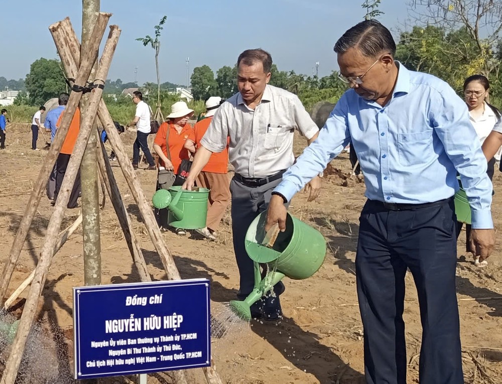 市越中友好协会主席阮友协参加植树活动。