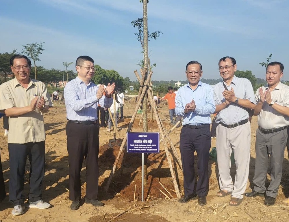 市越中友好协会主席阮友协与中国驻胡志明市总领事唐立等嘉宾参加植树活动。