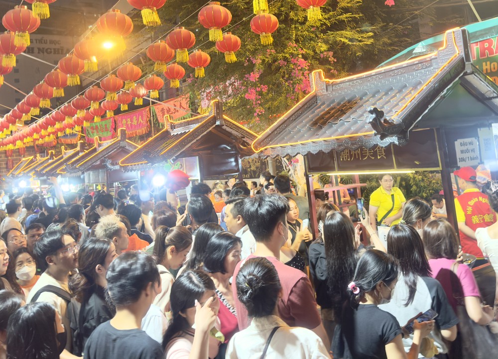 义安会馆元宵盛会饮食区每晚人潮涌动。