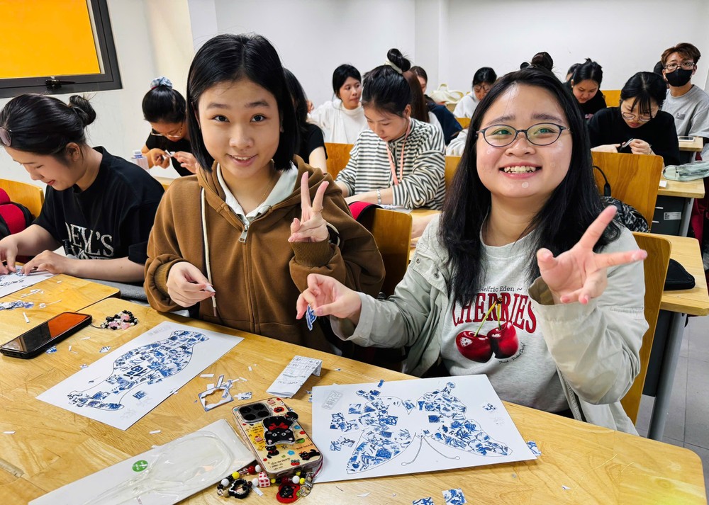 学子们亲手体验“嵌瓷”艺术。