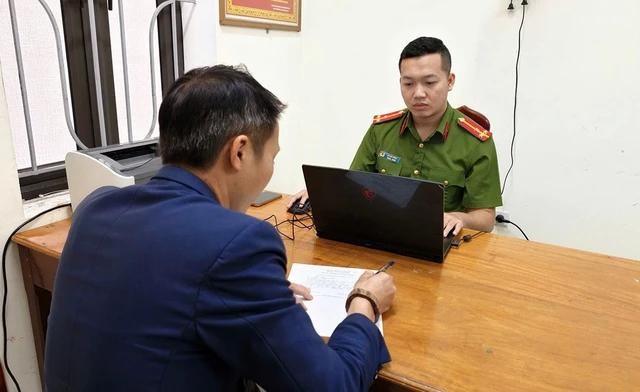 公安机关对L.Đ.L.进行问话。