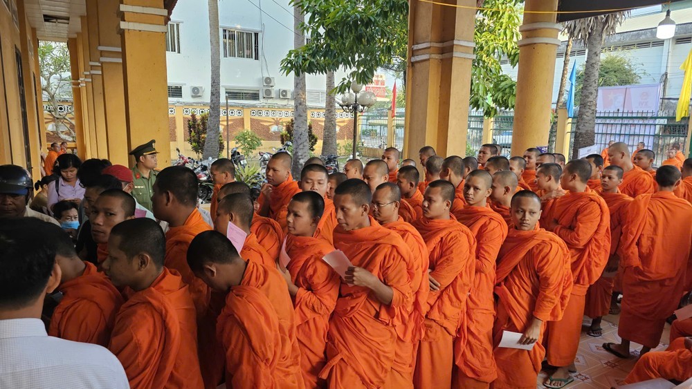 芹苴市南部巴利文化中级补习学校学僧选民前往投票点投票。