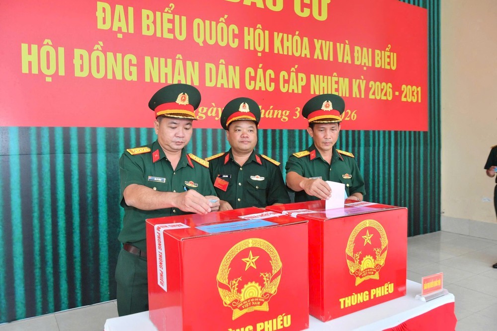 安江省武装力量干部和战士投票。