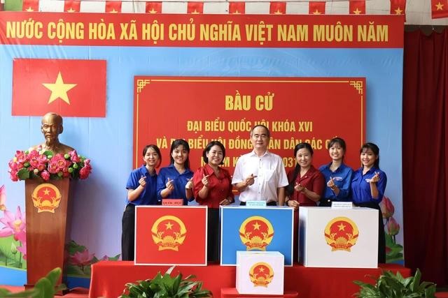 党中央政治局原委员、胡志明市原市委书记阮善仁在和兴坊投票。